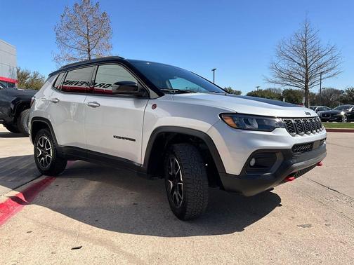 Silver Zynith Metallic Clearcoat 2025 Jeep Compass Trailhawk