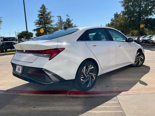 2025 Hyundai ELANTRA SEL