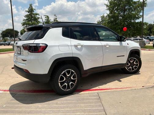 Bright White Clearcoat 2025 Jeep Compass Trailhawk