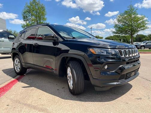 Diamond Black Crystal Pearlcoat 2025 Jeep Compass Latitude