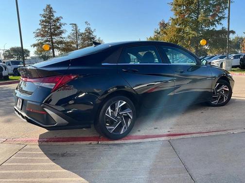 2025 Hyundai ELANTRA SEL