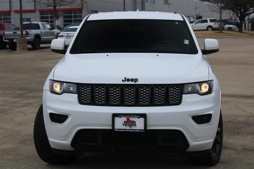 Photo 2 of 28 of 2018 Jeep Grand Cherokee Altitude