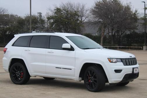 Photo 3 of 28 of 2018 Jeep Grand Cherokee Altitude
