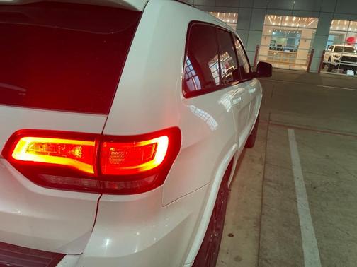 Photo 5 of 8 of 2018 Jeep Grand Cherokee Altitude