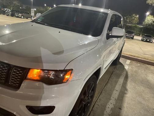 Photo 1 of 8 of 2018 Jeep Grand Cherokee Altitude