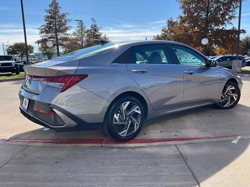 2025 Hyundai ELANTRA SEL