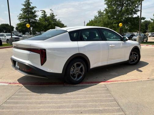 Snow White Pearl 2025 Kia K4 LXS