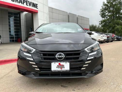 Super Black 2025 Nissan Versa 1.6 SV