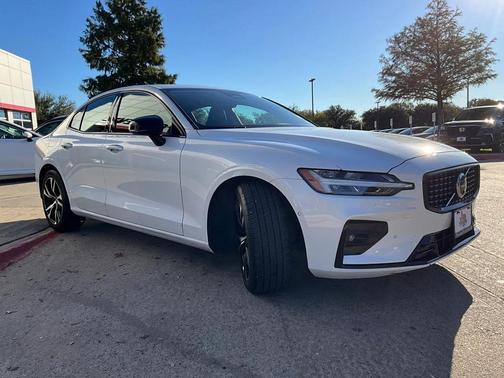 2024 Volvo S60 B5 Plus Dark Theme