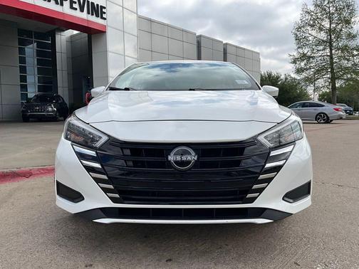 Aspen White Tricoat 2025 Nissan Versa 1.6 SV