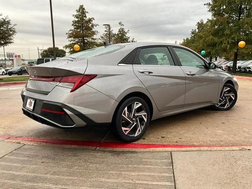 2025 Hyundai ELANTRA SEL