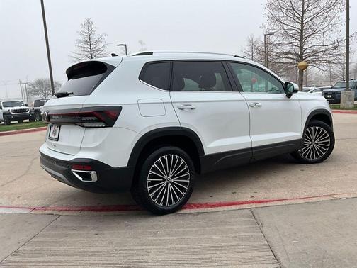 Pure White 2025 Volkswagen Taos 1.5T SE