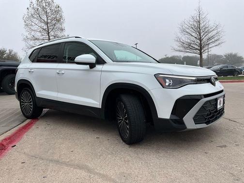 Pure White 2025 Volkswagen Taos 1.5T SE