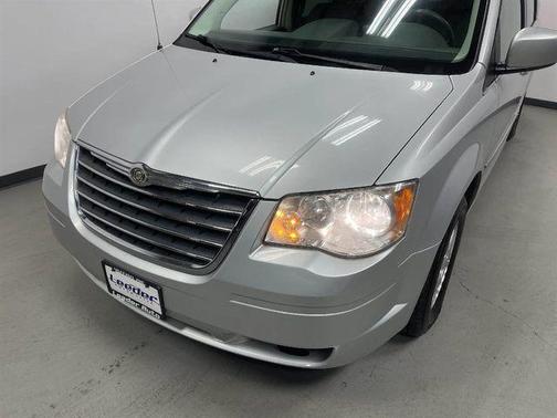 Photo 5 of 41 of 2010 Chrysler Town & Country Touring