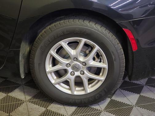 Brilliant Black Crystal Pearlcoat 2023 Chrysler Pacifica Touring L