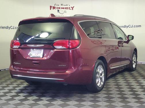 Velvet Red Pearlcoat 2018 Chrysler Pacifica Limited