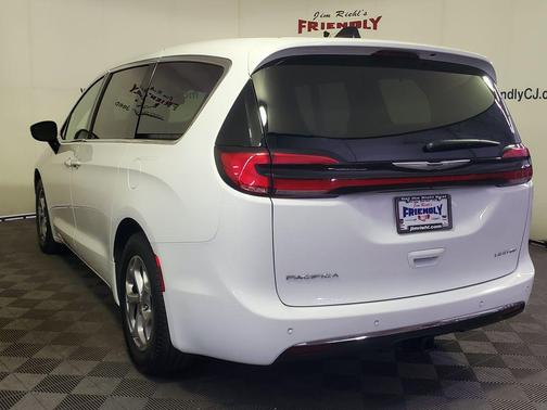 Bright White Clearcoat 2024 Chrysler Pacifica Limited