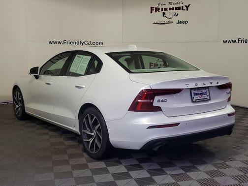 2020 Volvo S60 T6 Momentum