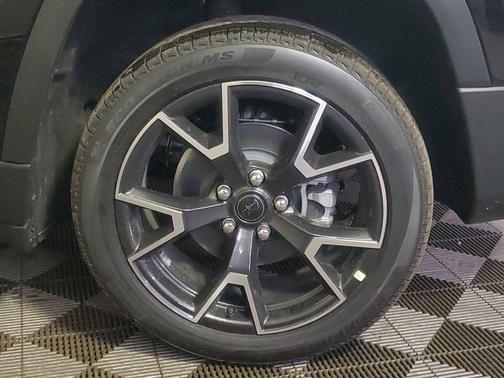 Diamond Black Crystal Pearlcoat 2026 Jeep Cherokee Overland