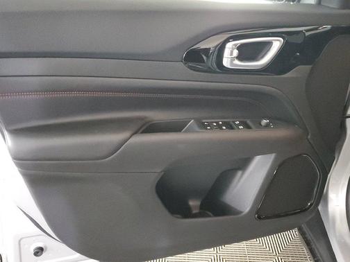 Silver Zynith Metallic Clearcoat 2026 Jeep Compass Trailhawk