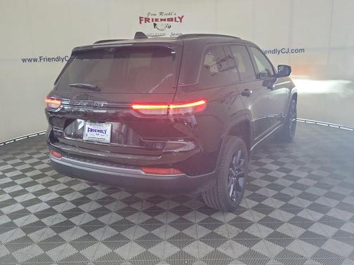 Diamond Black Crystal Pearlcoat 2026 Jeep Grand Cherokee 85th Anniversary Edition