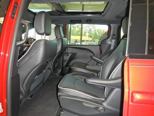 2025 Chrysler Pacifica Hybrid Premium S Appearance Pkg
