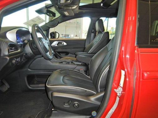 2025 Chrysler Pacifica Hybrid Premium S Appearance Pkg