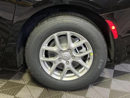 Diamond Black Crystal Pearlcoat 2026 Chrysler Pacifica L