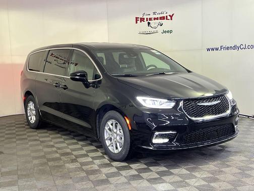 Diamond Black Crystal Pearlcoat 2026 Chrysler Pacifica L