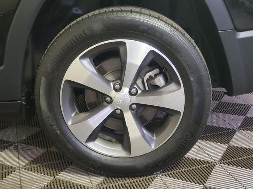 Diamond Black Crystal Pearlcoat 2021 Jeep Cherokee Limited