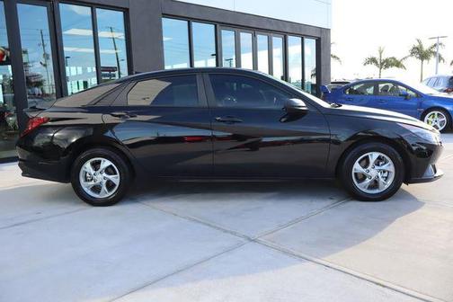 Onyx Black 2023 Hyundai ELANTRA SE