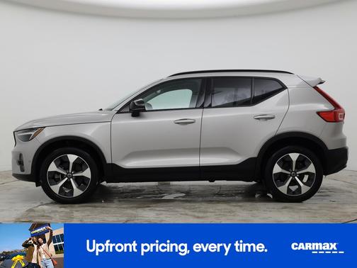 2023 Volvo XC40 B5 Plus Dark Theme