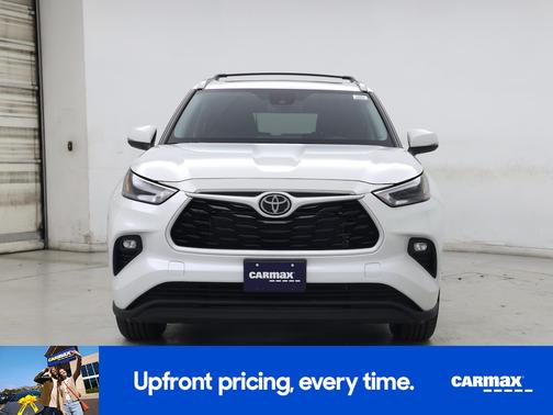 White 2023 Toyota Highlander XLE