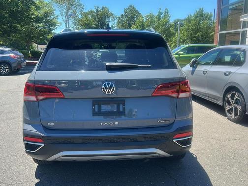 Pure Gray W/Black Roof 2024 Volkswagen Taos 1.5T SE