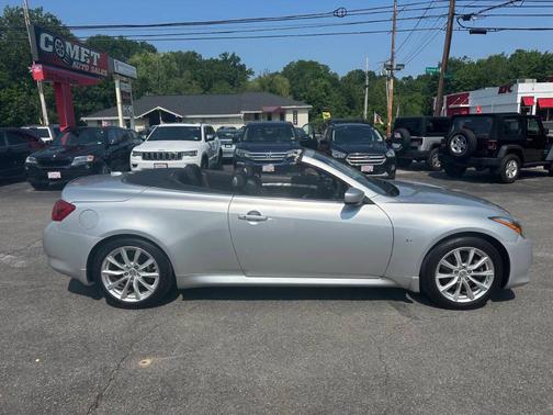 2015 INFINITI Q60 Base