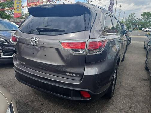 Gray 2014 Toyota Highlander XLE