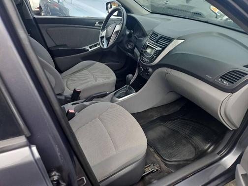 2013 Hyundai Accent SE