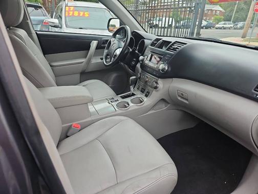 2012 Toyota Highlander SE