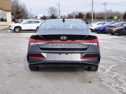 2025 Hyundai ELANTRA SEL