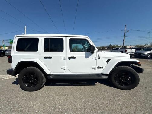 Bright White Clearcoat 2022 Jeep Wrangler Unlimited Sahara