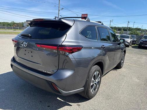 Magnetic Gray Metallic 2023 Toyota Highlander XLE