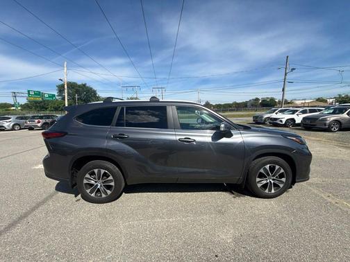 Magnetic Gray Metallic 2023 Toyota Highlander XLE