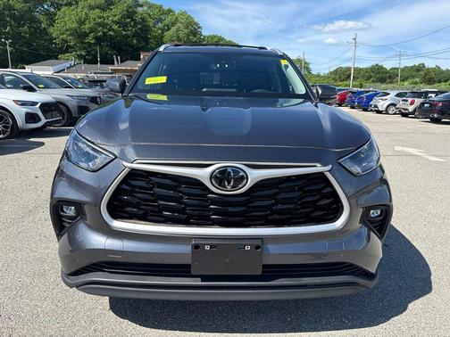 Magnetic Gray Metallic 2023 Toyota Highlander XLE