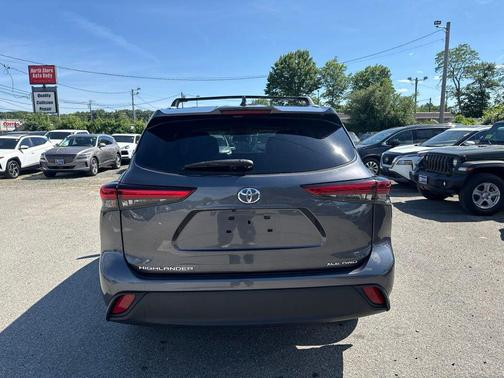 Magnetic Gray Metallic 2023 Toyota Highlander XLE