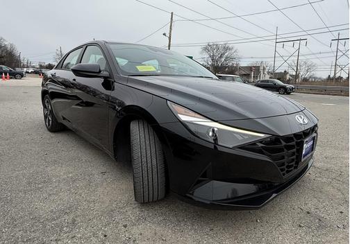 2023 Hyundai ELANTRA SEL