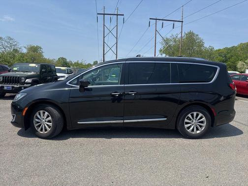 Brilliant Black Crystal Pearlcoat 2018 Chrysler Pacifica Touring-L