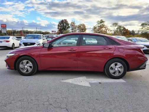 2025 Hyundai ELANTRA SE