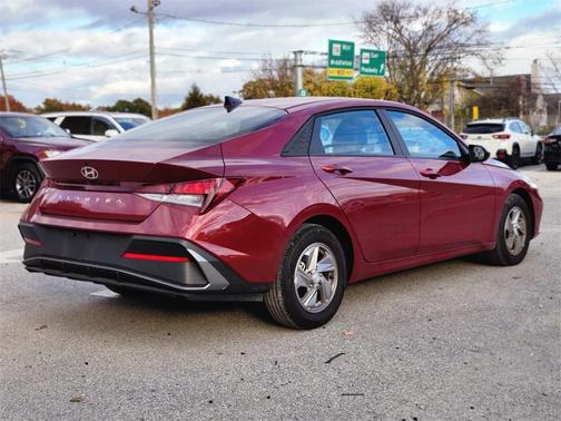 2025 Hyundai ELANTRA SE