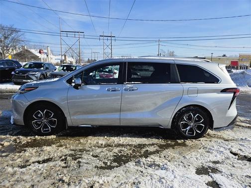 2025 Toyota Sienna Platinum