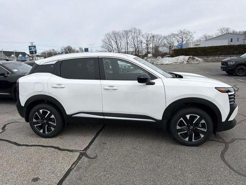 Aspen White Tri 2026 Nissan Kicks SV